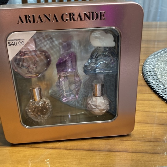 COPY - Ariana Grande perfum - Picture 3 of 4